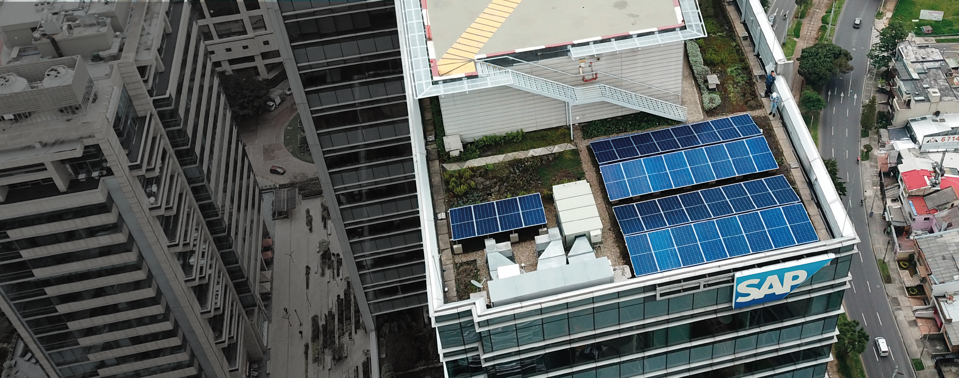 Equipo Solmic junto a una instalación solar