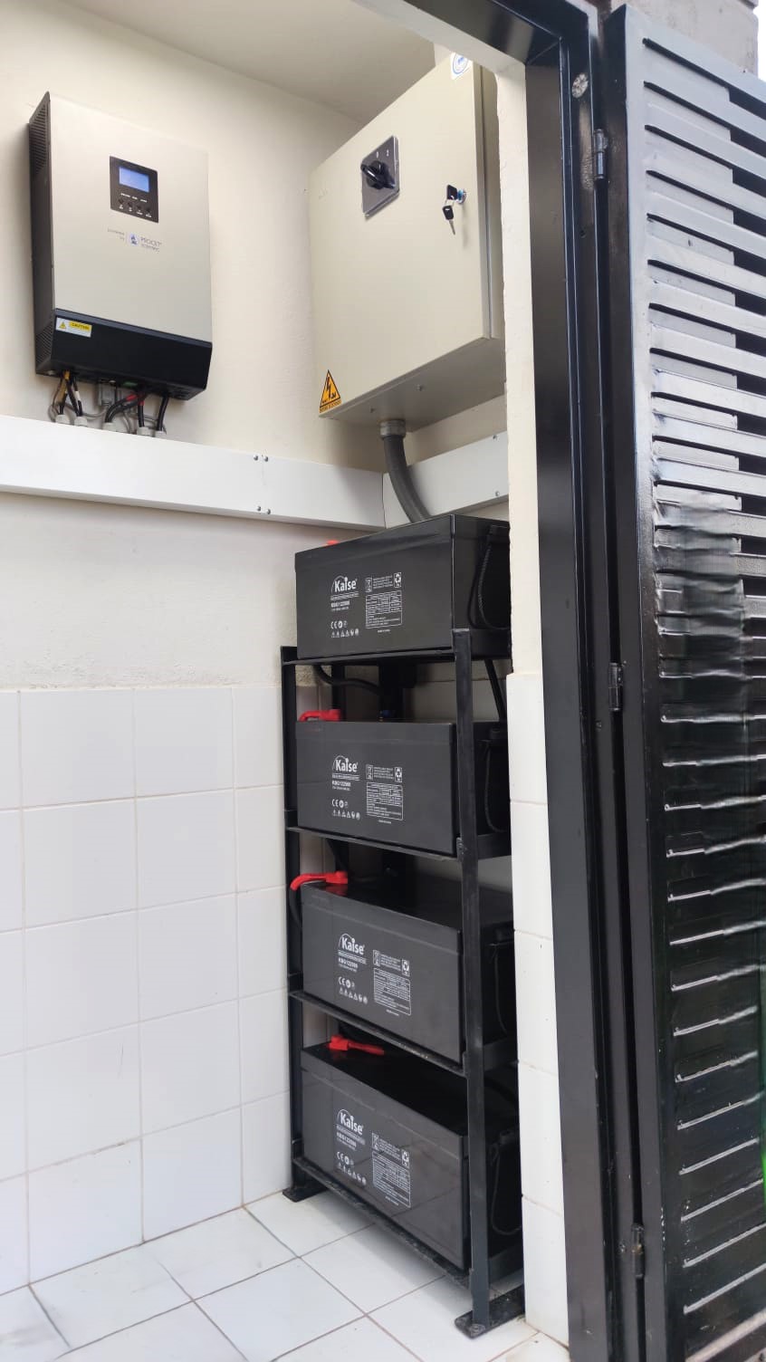 Baterías e inversor de una instalación solar